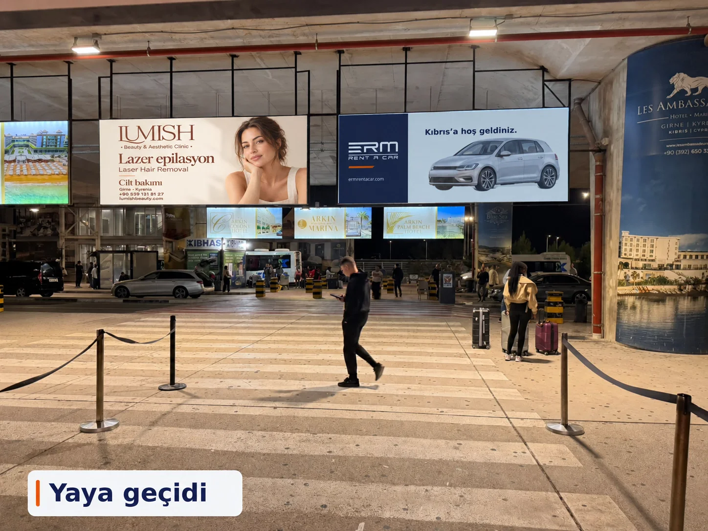Ercan terminalinin dışındaki yaya geçidi, bekleyen yolcular ve kaldırım