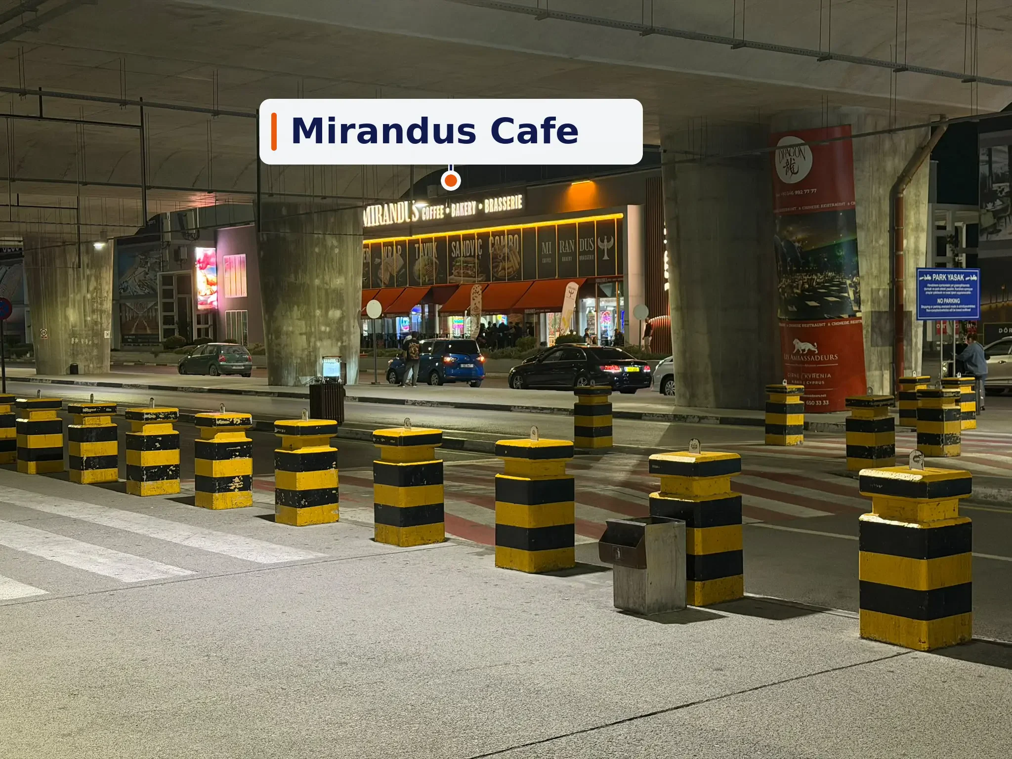 Ercan terminali dışındaki yaya geçidinin karşısında görünen Mirandus Cafe