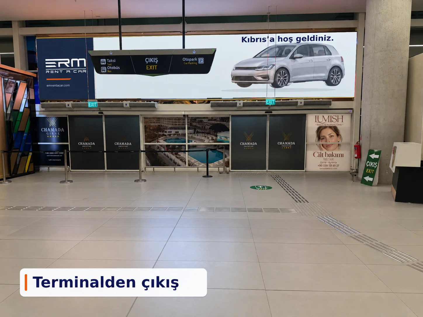 Ercan terminalindeki ÇIKIŞ EXIT, taksi, otobüs ve otopark yönlendirme levhaları