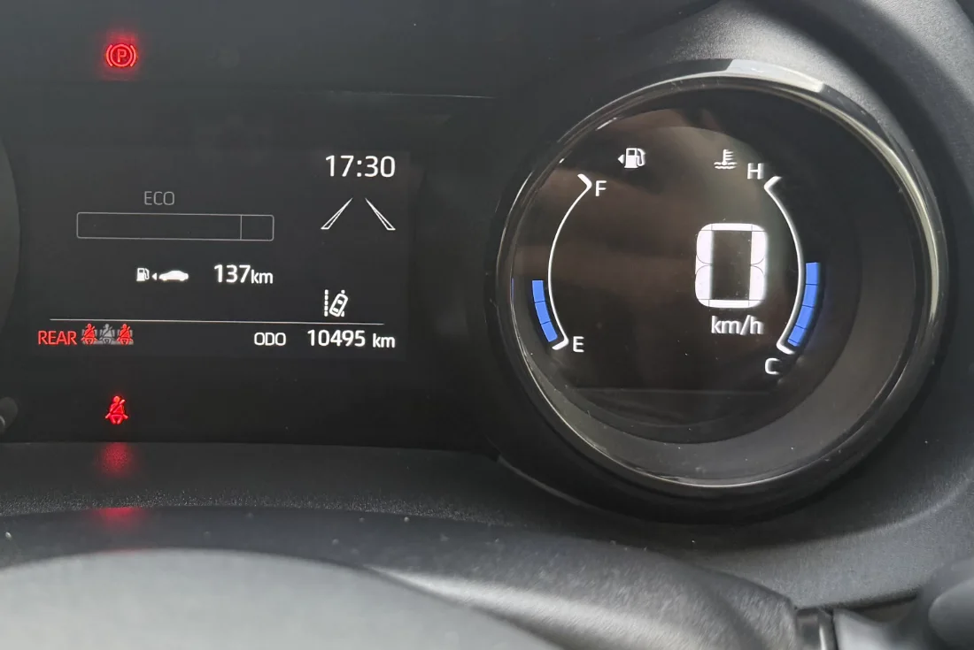Araç gösterge panelinde yakıt seviyesi ve toplam kilometre