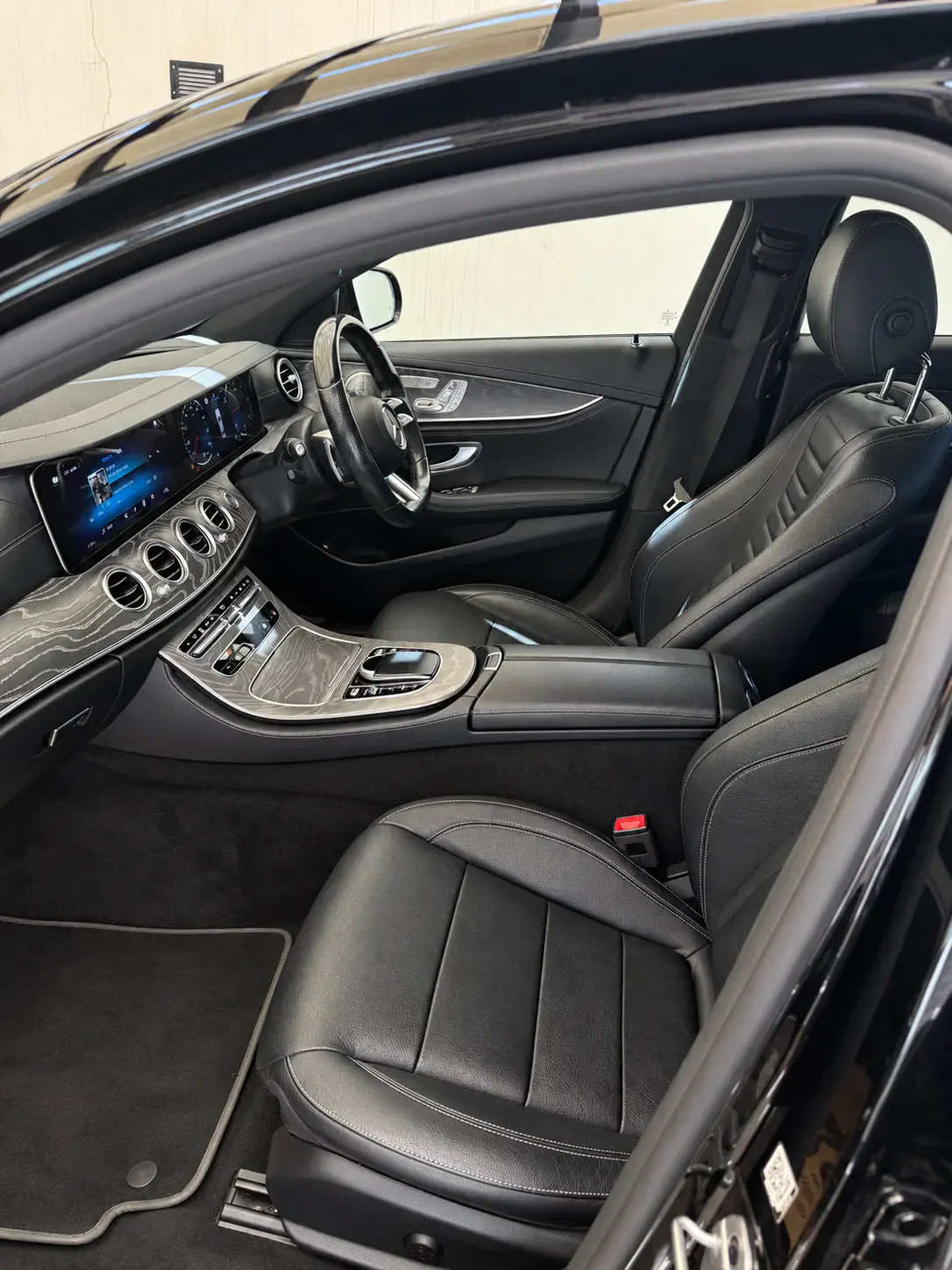 ERM Mercedes E 220 ön koltukları ve iç mekânı