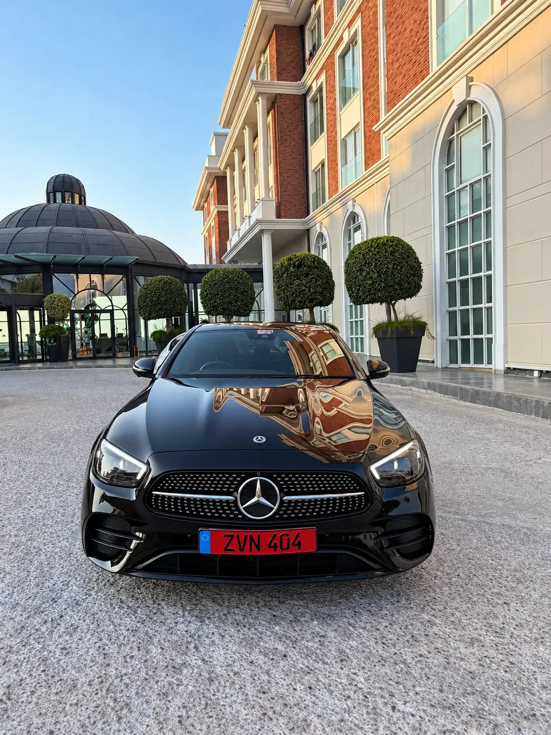 ERM Mercedes E 220, otel önünde önden görünüm