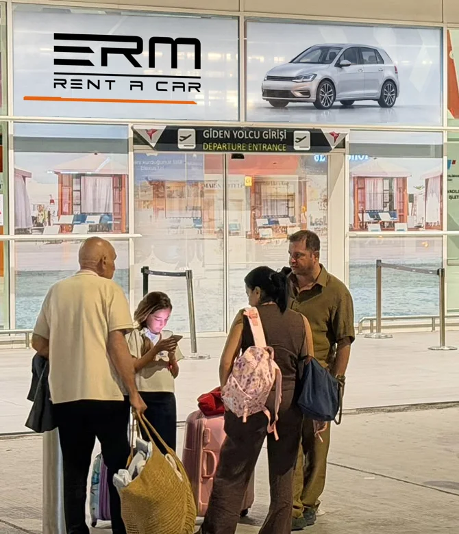 Ercan Havalimanı giden yolcu giriş tabelasının ve kapı üstü reklamının yakın görünümü